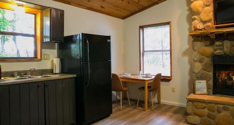 Camphouse at Eagle Ridge includes Hot Tub, WiFi, and Charcoal Grill cabin Haus in Broken Bow
