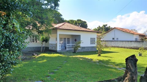 Excelente casa com 3 quartos com suíte e quintal enorme gramado a 600m da praia em Saquarema para até 8 pessoas House in Saquarema