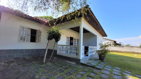 Excelente casa com 3 quartos com suíte e quintal enorme gramado a 600m da praia em Saquarema para até 8 pessoas House in Saquarema