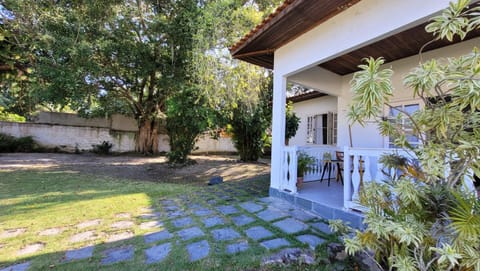 Excelente casa com 3 quartos com suíte e quintal enorme gramado a 600m da praia em Saquarema para até 8 pessoas House in Saquarema