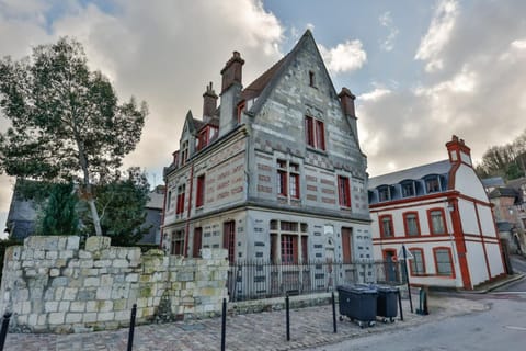 Le Manoir des EMBRUNS 14P - Location N1- Terrace- public parking 2 min House in Honfleur