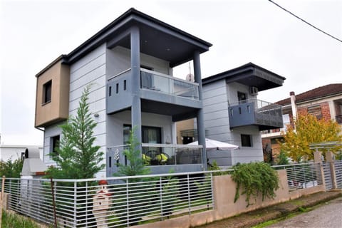 Property building, Day, Balcony/Terrace