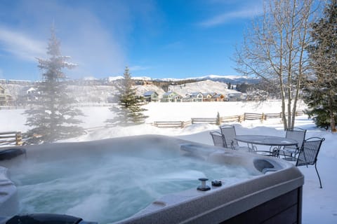 Luxury Villa 34 With Hot Tub & Great Views - 500 Dollars Of Free Activities & Equipment Rentals Daily House in Fraser