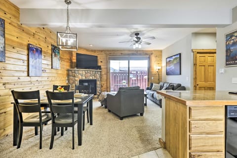 Central Grand Lake Condo with Patio and Mountain Views Apartment in Grand Lake