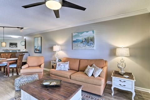 Sunlit St Petersburg Condo with Community Pool Apartment in Isla del Sol