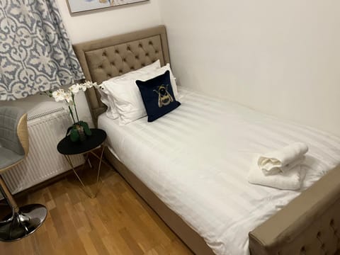 TJ Homes - Double room with Single Bed - 3 Min to Tube station - London Bed and Breakfast in Pinner