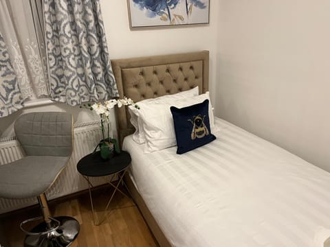 TJ Homes - Double room with Single Bed - 3 Min to Tube station - London Bed and Breakfast in Pinner