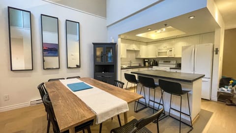 3BR Stunning Recently Renovated Condo by Harmony Whistler House in Whistler