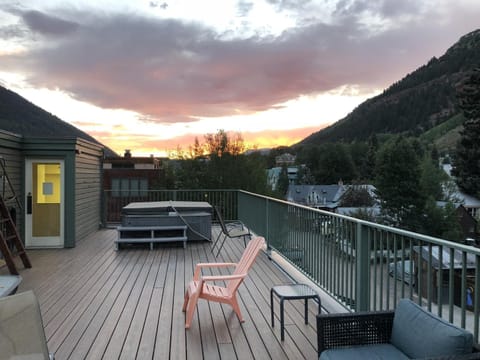 Property building, Natural landscape, Hot Tub, View (from property/room), Balcony/Terrace, Mountain view, Sunset