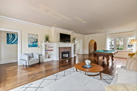 @ Marbella Lane - Charming Historic 5BR House in East Palo Alto