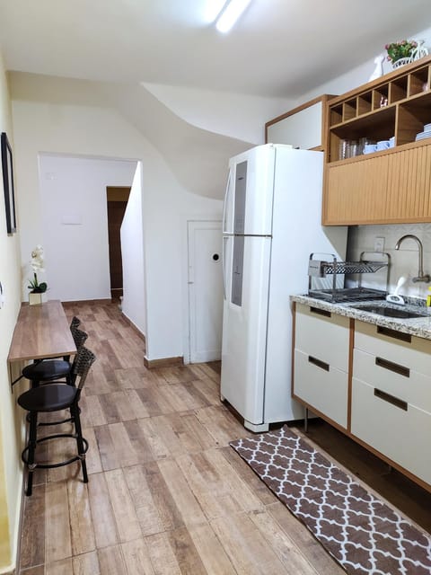 Kitchen or kitchenette, minibar