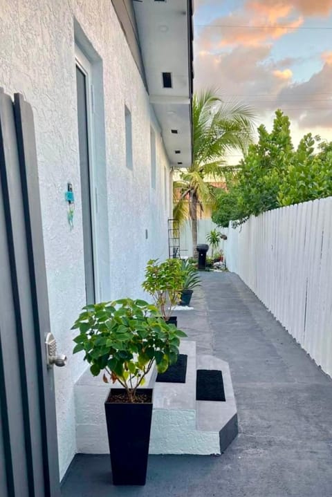 Little Gables Studio-Your Miami Escape-10min Airport Apartment in Coral Gables