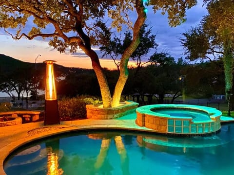 Luxury Lake House w/ Heated Pool & Multiple Spas Casa in Jonestown