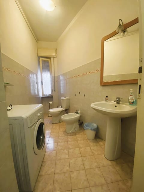 Shower, Toilet, bidet, towels, washing machine