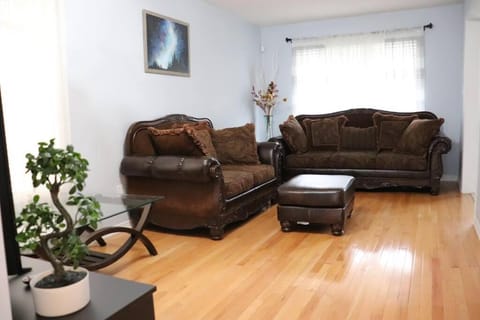 Entire 4 bed room detached residential home Eigentumswohnung in Ajax