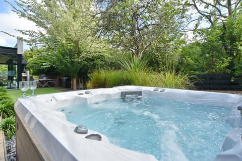 Garden, Garden, Hot Tub, Hot Tub