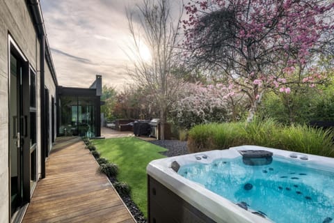 Day, Garden, Garden, Hot Tub, Hot Tub, Seating area, Garden view