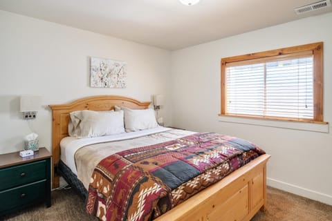 Four resorts within 20 minutes from your door step!! Chalet in Cottonwood Heights