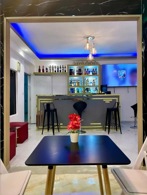 Restaurant/places to eat, Living room, Lounge or bar, Food and drinks, Dining area