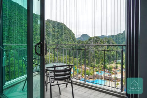 View (from property/room), Balcony/Terrace, Landmark view, Mountain view, Pool view