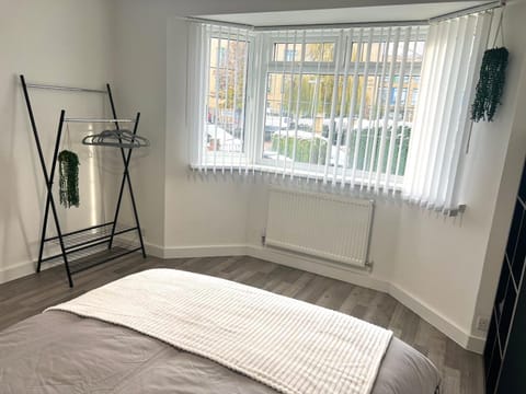 Modern Double Room with Fire TV Bed and Breakfast in Bromley