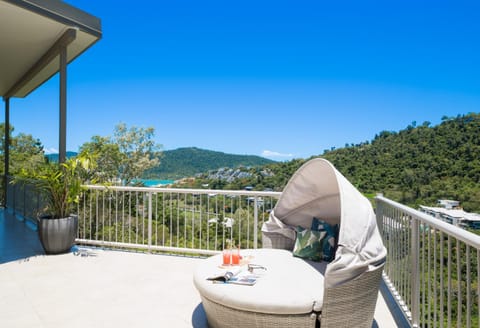 Mountain View On Airlie House in Airlie Beach