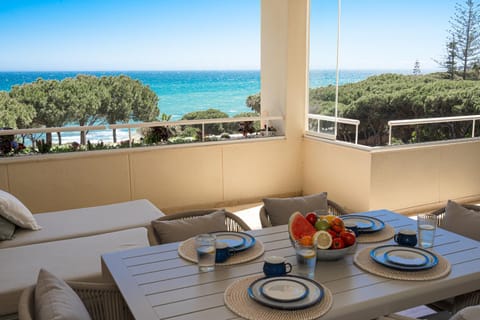 Beach-line apartment Apartment in Sitio de Calahonda