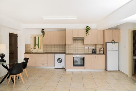 Kitchen or kitchenette, Dining area, pet friendly, stove, washing machine