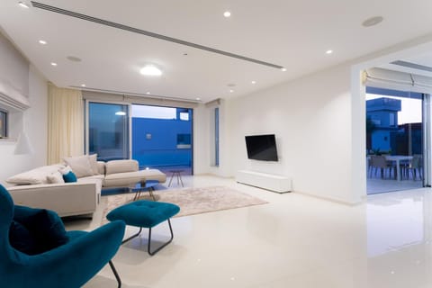 TV and multimedia, Living room, Seating area, air conditioner