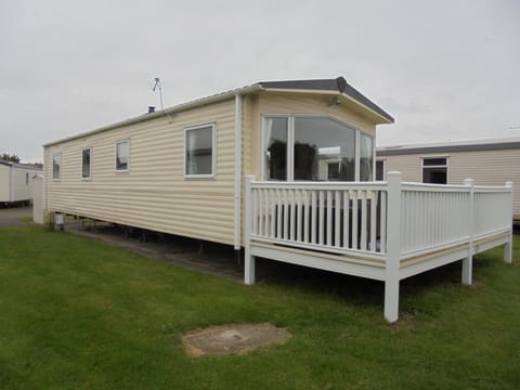 8 Berth on Southview Bowness Central Heated Condo in Skegness