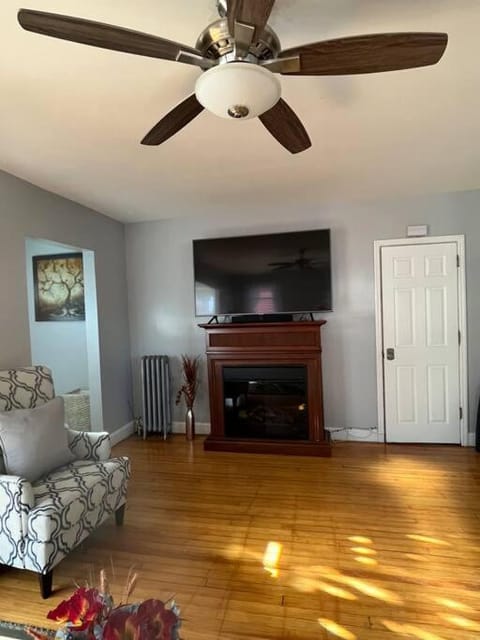 Three Bed One Bath Apt 25 mins to NYC Apartment in Belleville