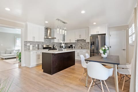 @ Marbella Lane - Modern Refreshing Home Maison in San Mateo