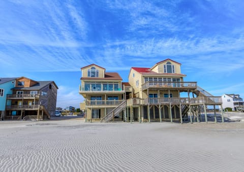 2376 New River Inlet Road House in North Topsail Beach
