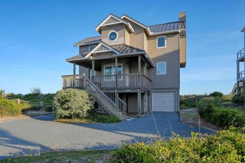 Pelican's Reach House in Village of Stump Sound