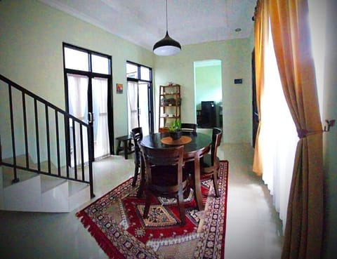 Gated 3BR Residence - 10 mins from Malioboro House in Yogyakarta