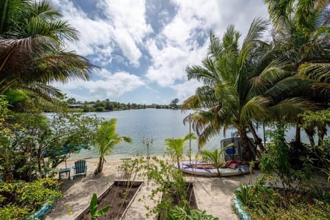 Lakefront Duplex with Pool between Miami & Florida Keys 4 Bedroom 2 Bathroom Maison in Cutler Bay