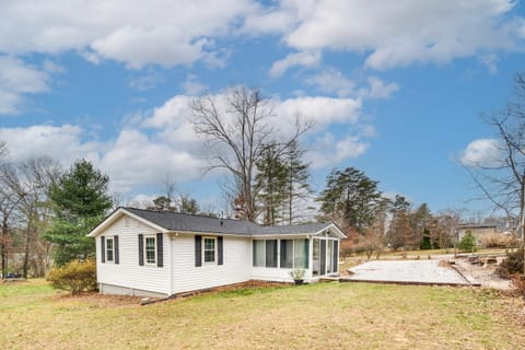 Radiant Arden Home - 10 Mi to Biltmore! House in Asheville