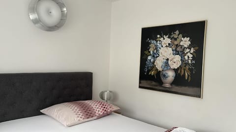 Bed, Photo of the whole room, Decorative detail, Bedroom