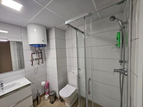 Shower, Toilet