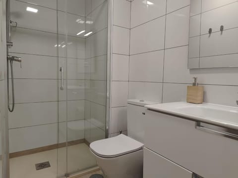 Shower, Toilet