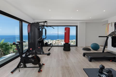 Communal lounge/ TV room, Natural landscape, Fitness centre/facilities, Evening entertainment, Sea view