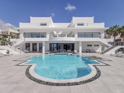 Property building, Day, Pool view, Swimming pool, sunbed