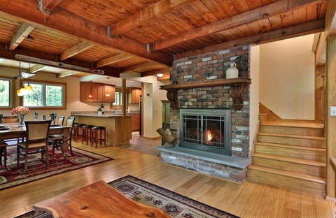 Tanglewood Chalet- 4 BR 4 BA Family Home in Killington, Perfect for Groups home House in Mendon