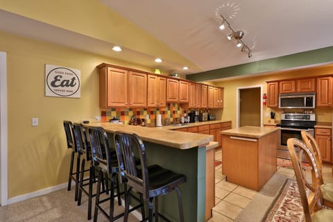 The Tanglewood Lodge- Amazing Ski Home for Groups, Hot Tub, Close to Killington Resort! home House in Mendon