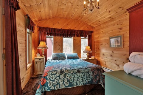 The Tanglewood Lodge- Amazing Ski Home for Groups, Hot Tub, Close to Killington Resort! home House in Mendon