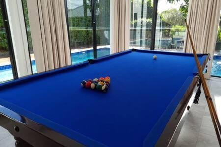 5BDR Ultimate Family Retreat Pool Toys Galore House in Brisbane