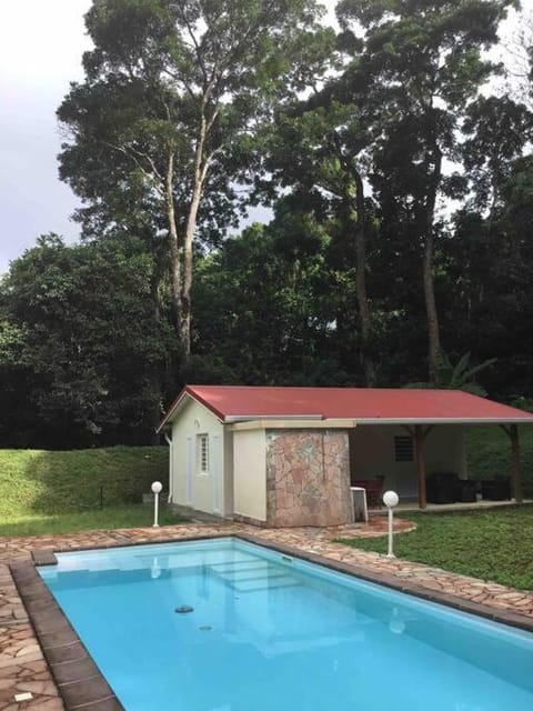 Les Lucioles 1 Beau T2 en forêt tropicale avec accès piscine House in Fort-de-France
