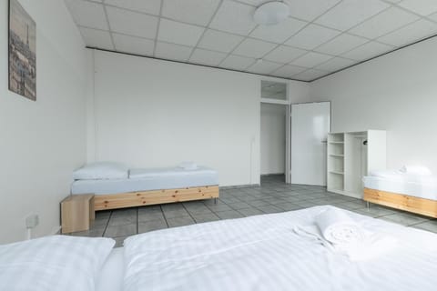 T&K Apartments - 3 - 5 Group Room Apartments- 15min to Fair DUS Condo in Neuss