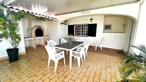 BBQ facilities, Dining area