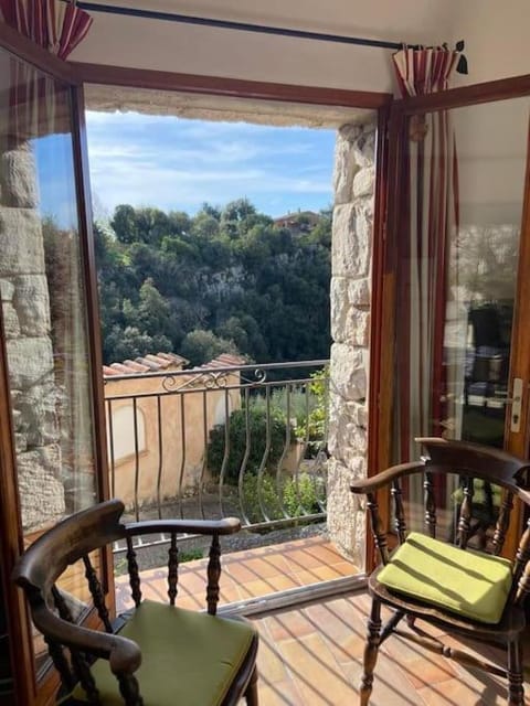 Bright apartment close to the village Apartment in Vence